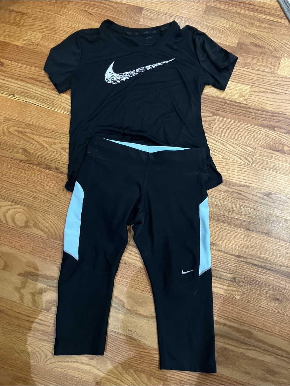 Nike Women’s Running/Yoga Set. Black Tee and Black Knee Length Legging Sz XS EUC
